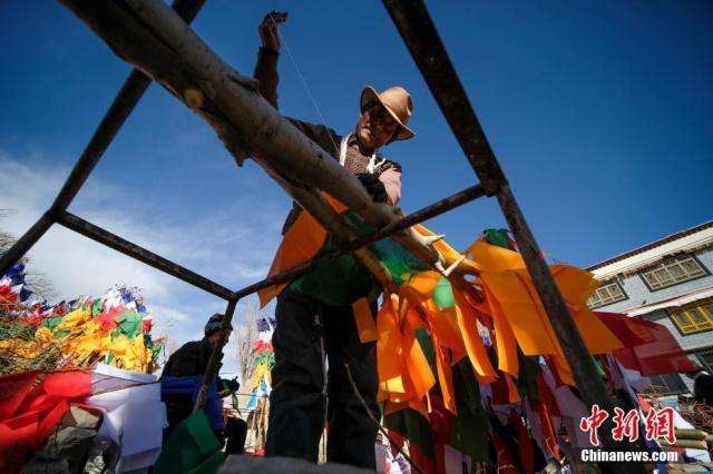 La Cina ordina di togliere le bandiere di preghiera tibetane in tutta la  regione del Tibet